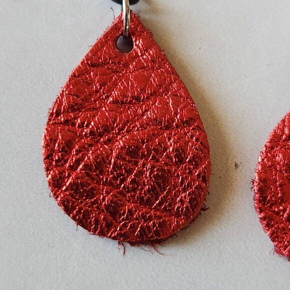 Iridescent teardrop leather earrings glitter red  shiny glam dangle metallic - Picture 2 of 3